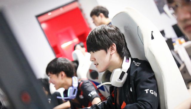 业和政治边 业和政治边